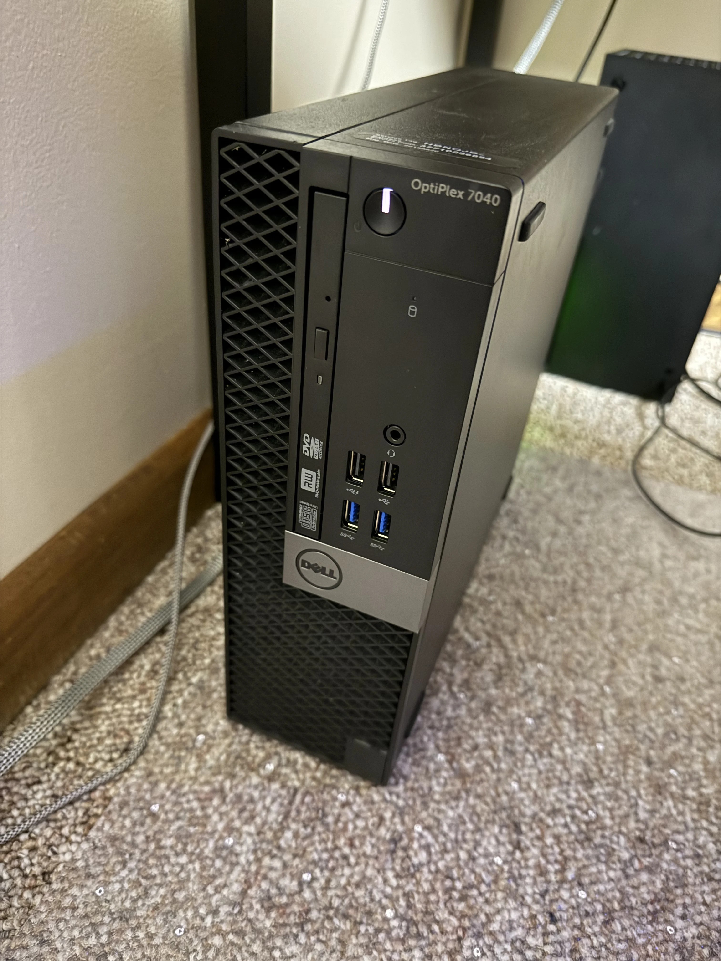 Home-server dashboard displayed on a wall-mounted screen.